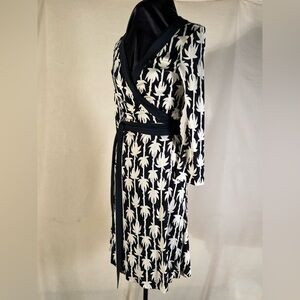 Diane Von Furstenberg Black Patterned Taurus
Silk Wrap Midi Dress size 8
